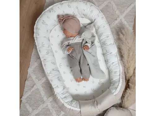 Czym przykrywać niemowlaka do snu?